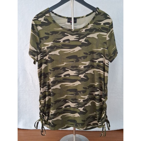 Camo Tops - Womens Discreet 1X Green Camo Shortsleeve Top. Cinched Side Non Adjustable Ties.